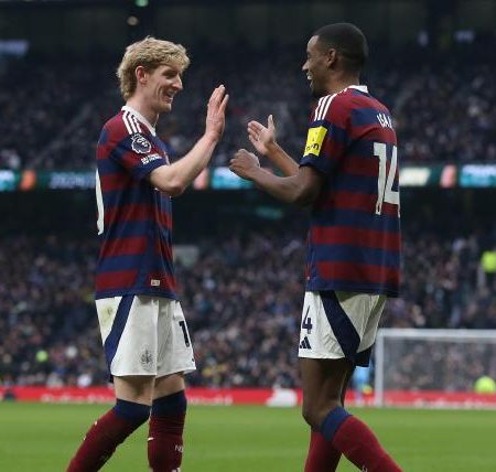 Only one striker is as good as Alexander Isak, says Anthony Gordon