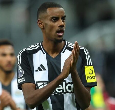 Ex-Liverpool star thinks Alexander Isak could stay at Newcastle despite Anfield interest