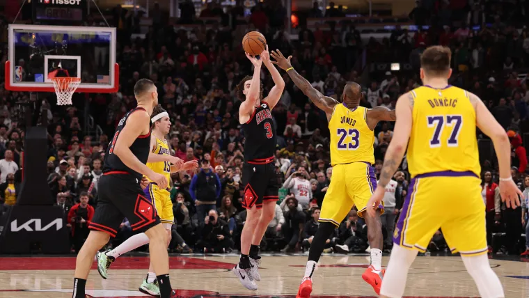 Josh Giddey buzzer-beater: Bulls guard hits miracle game-winner in dominant triple-double performance vs. Lakers image