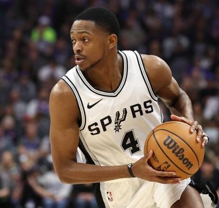 How long is De’Aaron Fox out? Spurs PG to miss rest of season because of finger injury